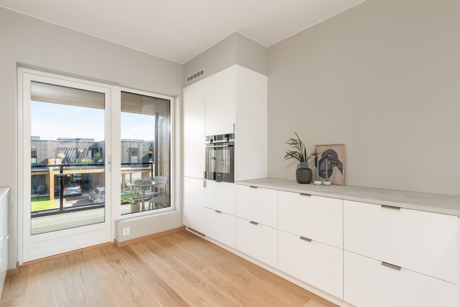 Stilrent kjøkken fra Drømmekjøkkenet. Integrerte hvitevarer. Bildet viser tilsvarende bolig - noe avvik kan forekomme Galleribilde