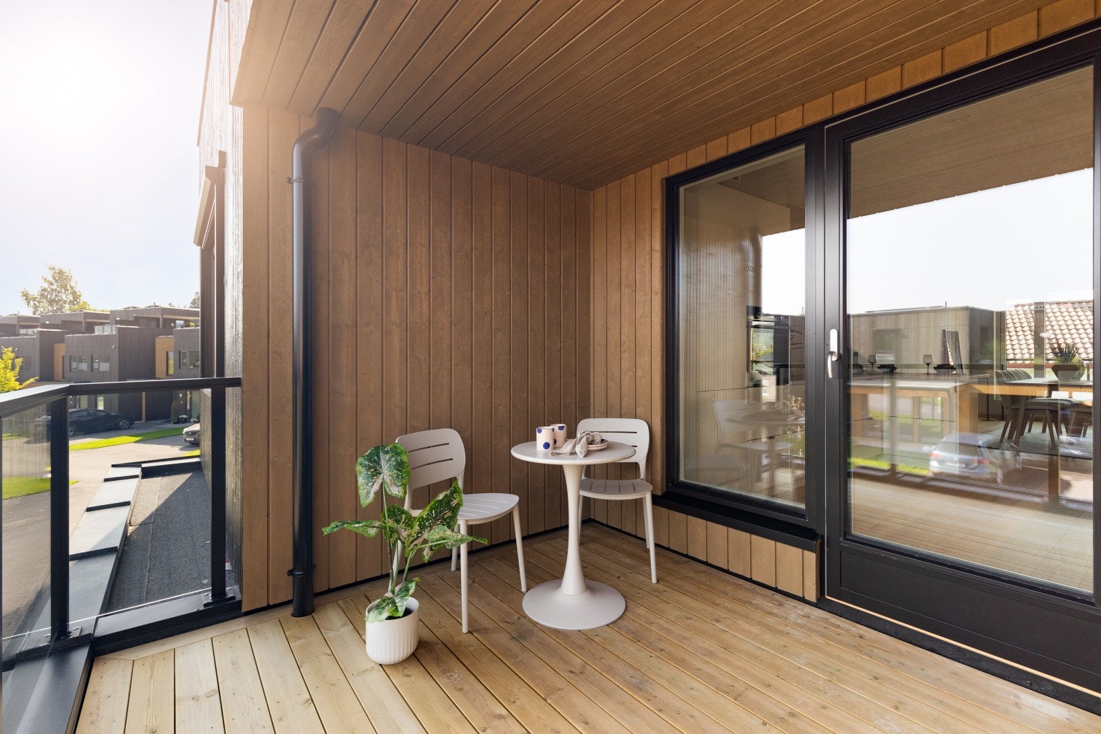 Fra kjøkkenet er det utgang til en hyggelig frokostbalkong. Bildet viser tilsvarende bolig - noe avvik kan forekomme Galleribilde