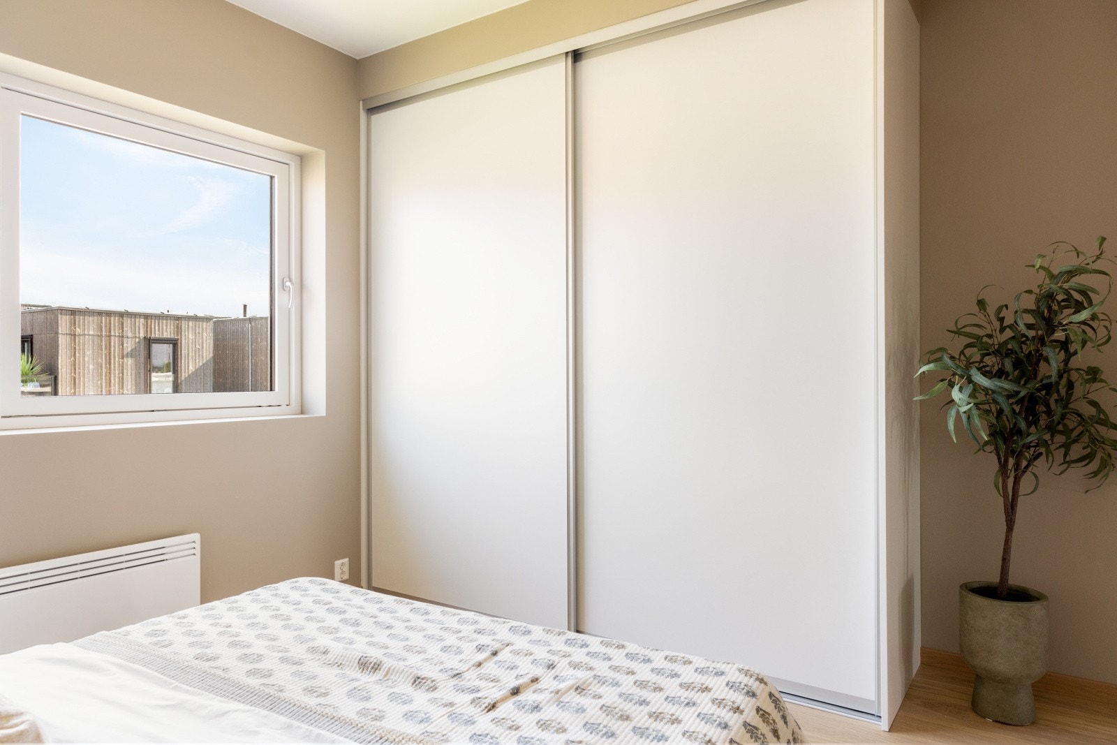 Skyvedørsgarderobe hovedsoverom 2. etg. Bildet viser tilsvarende bolig - noe avvik kan forekomme Galleribilde