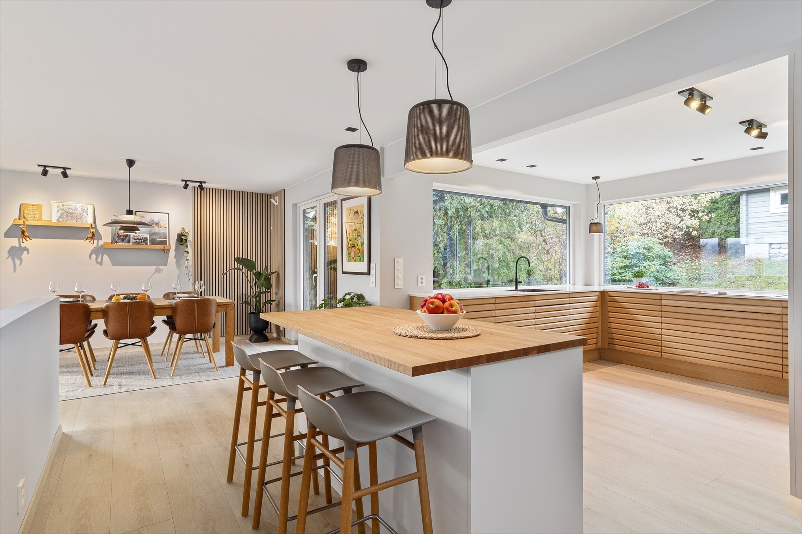 Praktisk kjøkkenøy med kjekk bar-løsning. Galleribilde