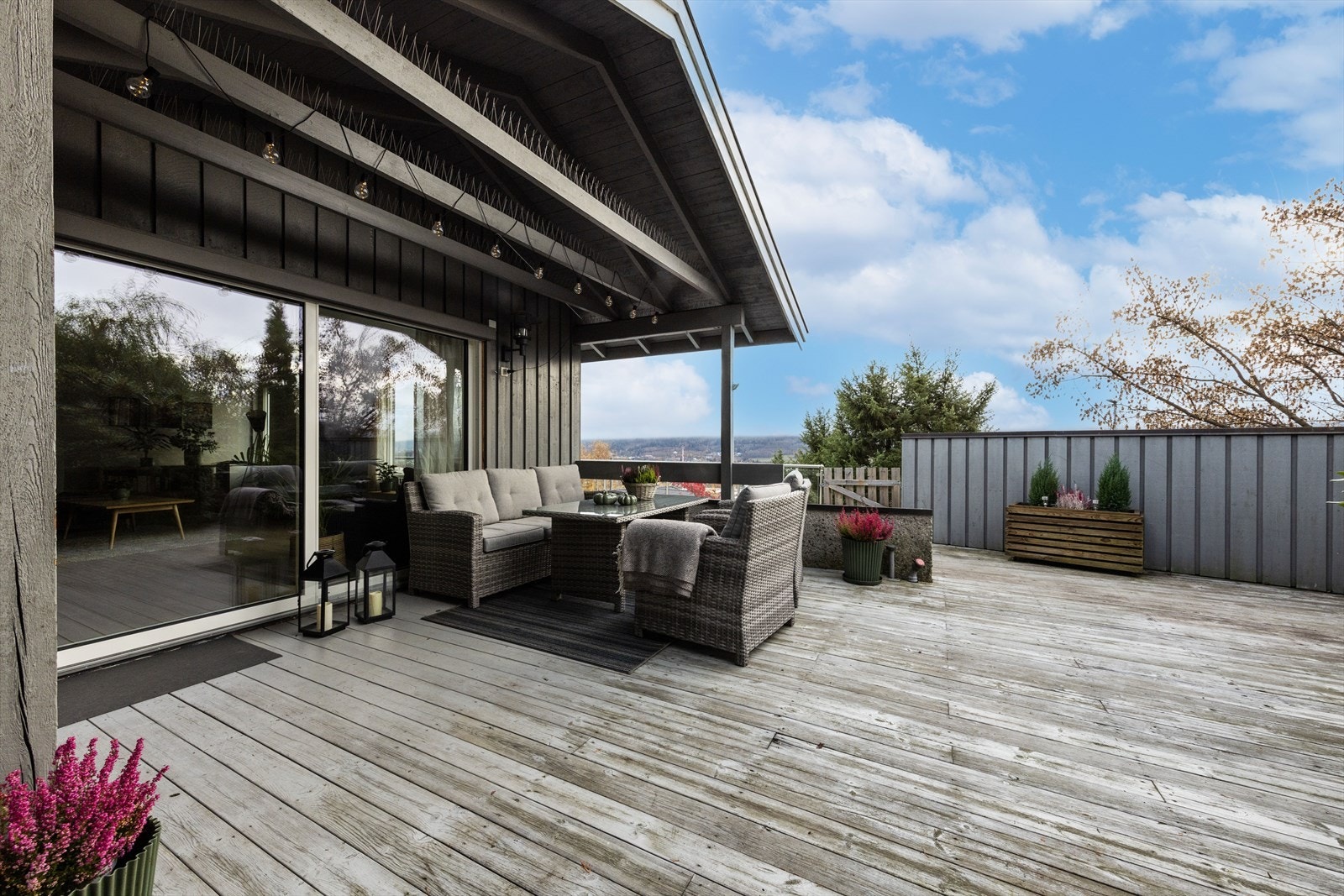 Fra stuen er det videre utgang til en stor terrasse på hele 84kvm. Galleribilde