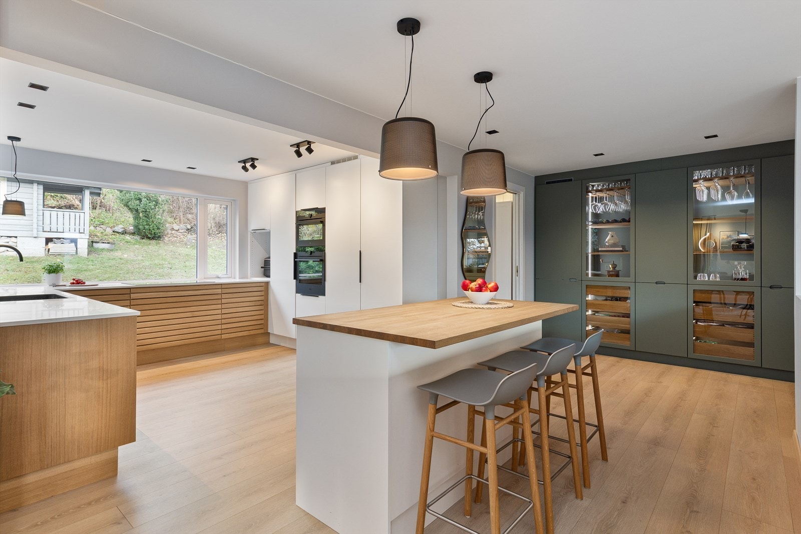 Kjøkkenet er svært romslig og godt utbygget. Galleribilde