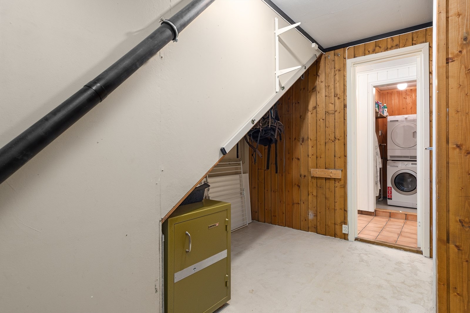 Det er flere boder med lagringsplass i underetasjen. Her er det også vaskerom. Galleribilde