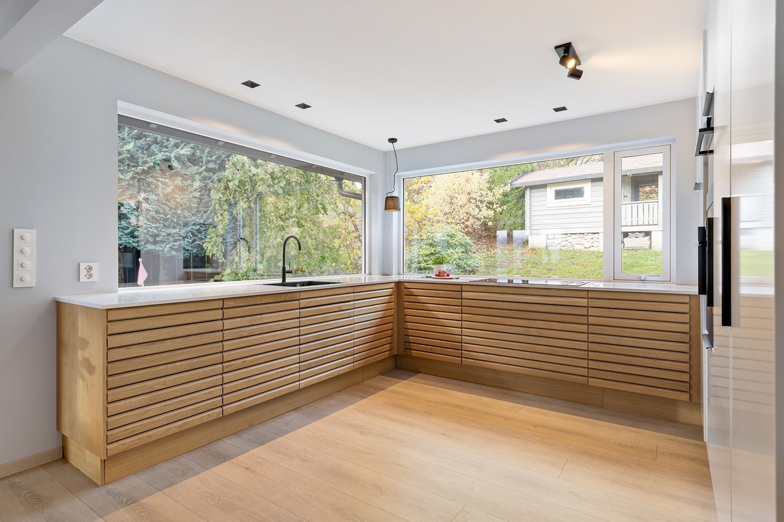 Lekker innredning med slette og liggende spilefronter. Galleribilde