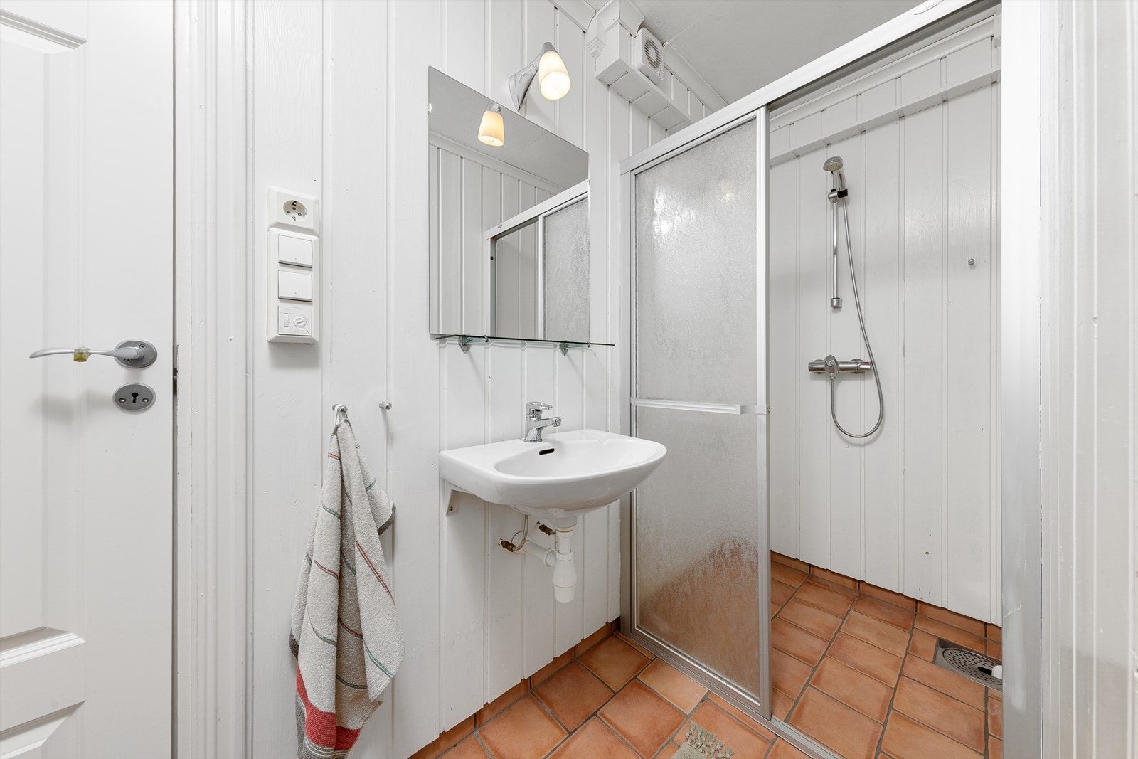 Dusjrom med dusjhjørne og enkel servant på vegg. Galleribilde