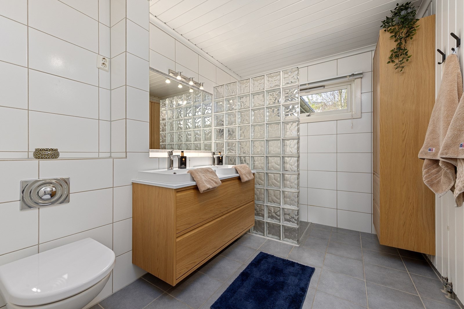 Pent flislagt bad med behagelige varmekabler i gulv. Galleribilde