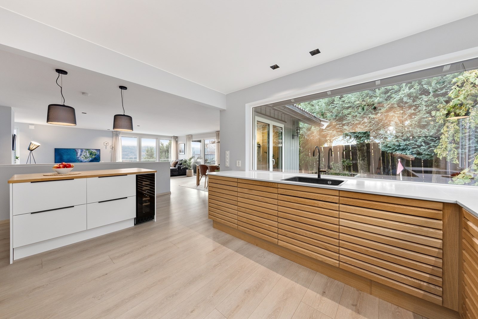 I innredningen er det integrerte hvitevarer som kjøleskap, oppvaskmaskin, to kombiovner, induksjonstopp med innebygget ventilator, vinskap og stekeovn. Galleribilde