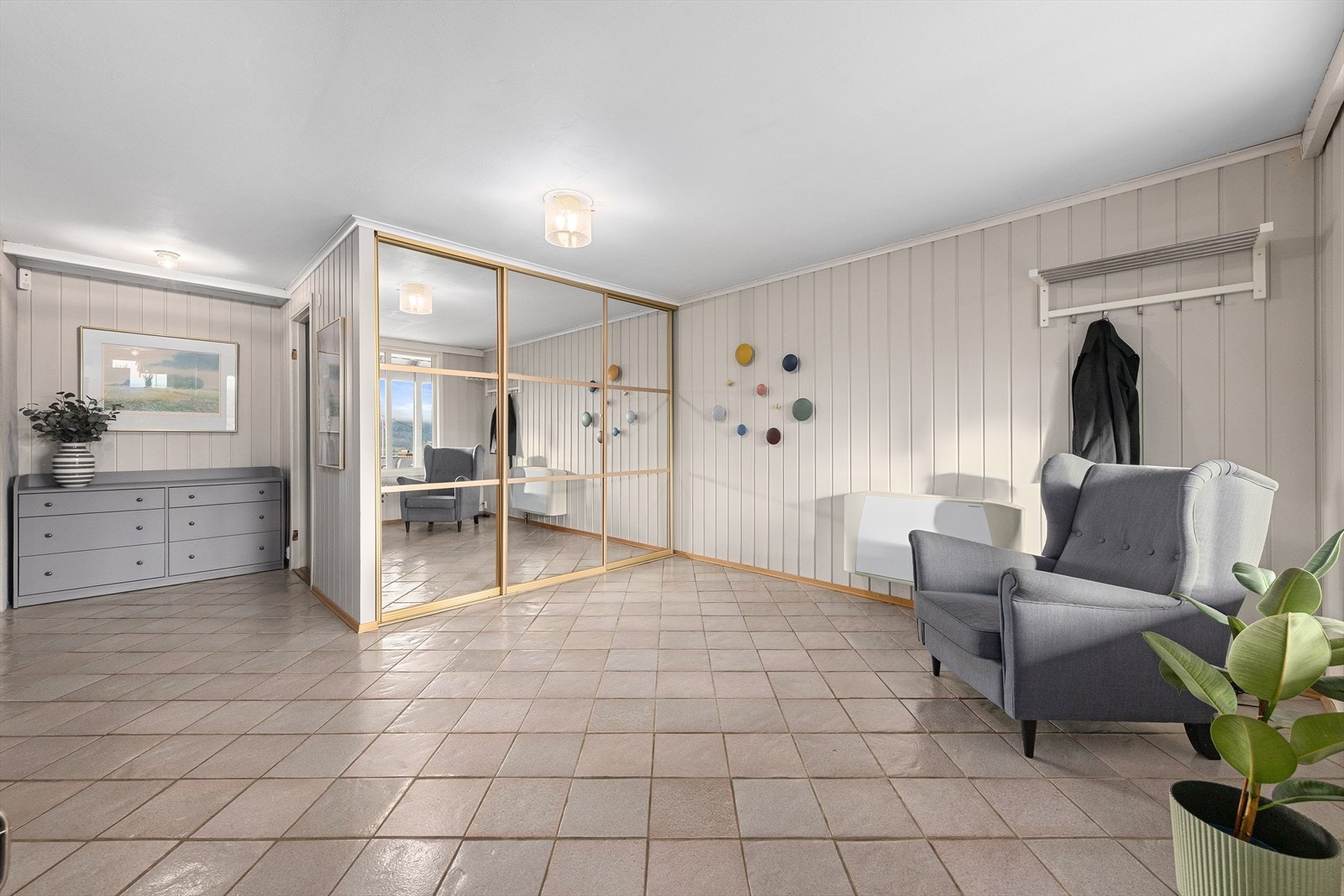 Her er det rikelig med plass for innebygget skyvedørsgarderobe, samt frittstående garderobeløsninger. Galleribilde