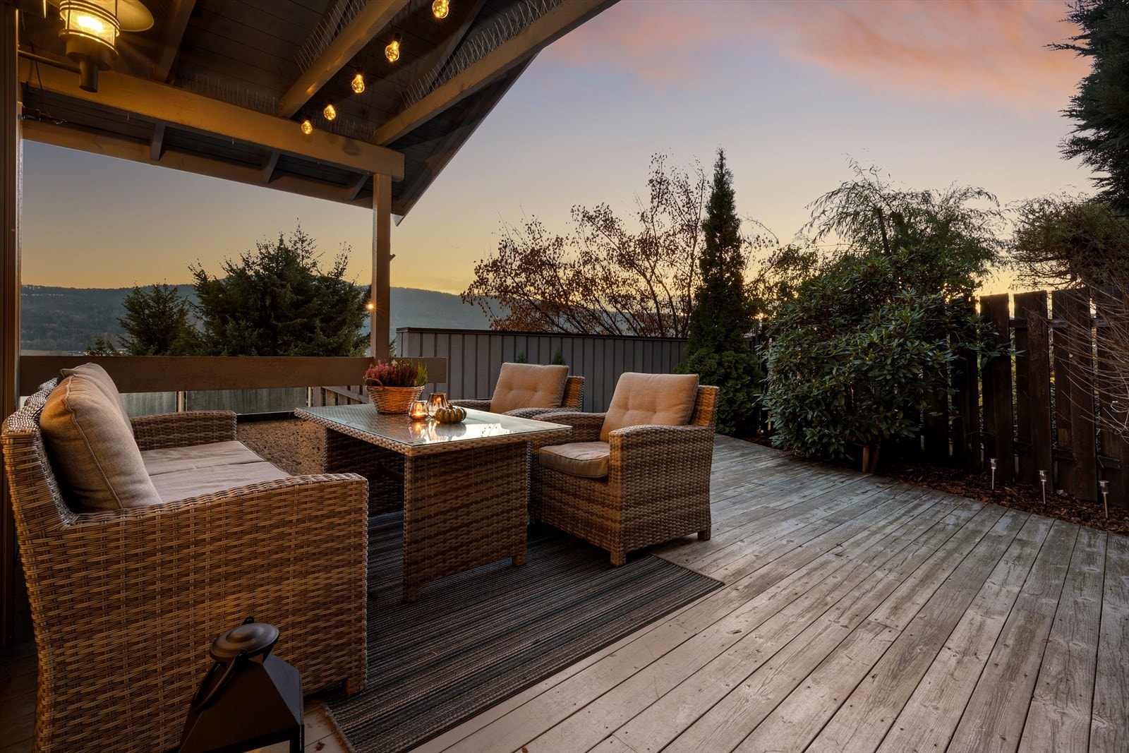 Kveldsstemning på terrassen. Galleribilde