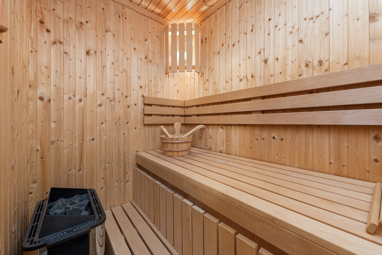 Herlig badstue med benkeløsning og plass for flere personer. Galleribilde