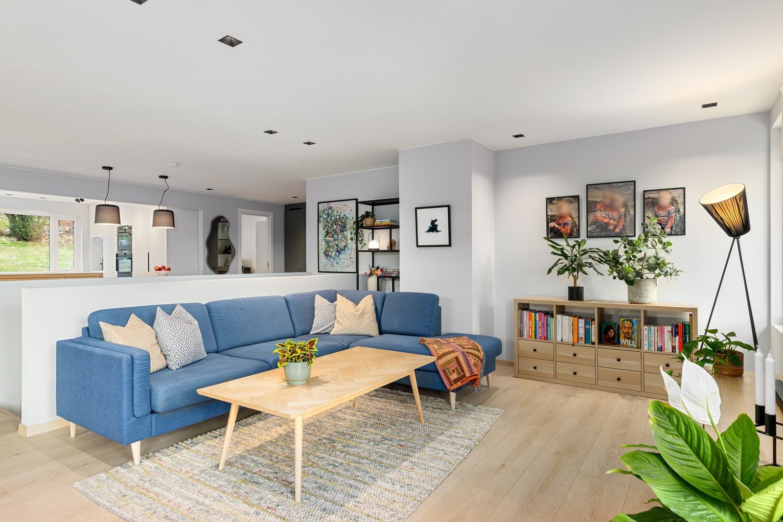 Flotte detaljer med utstrakt bruk av downlights i tak. Galleribilde