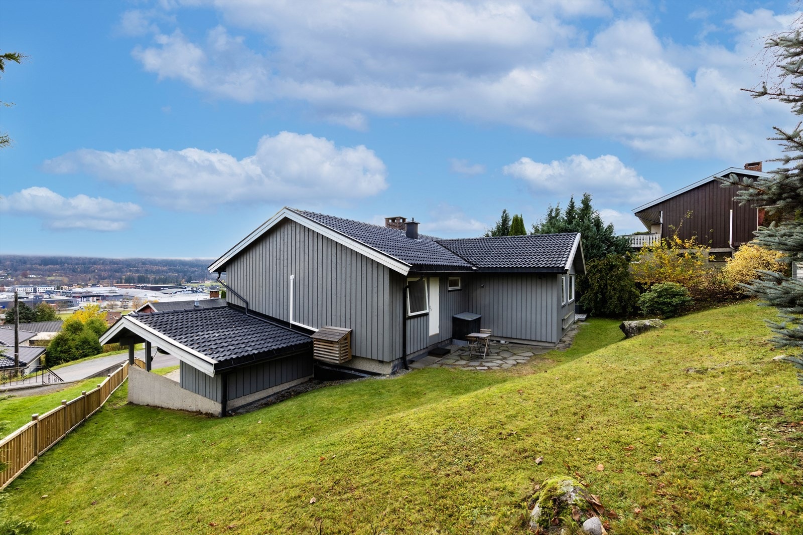 I bakkant er det en flott hage med plen. Galleribilde