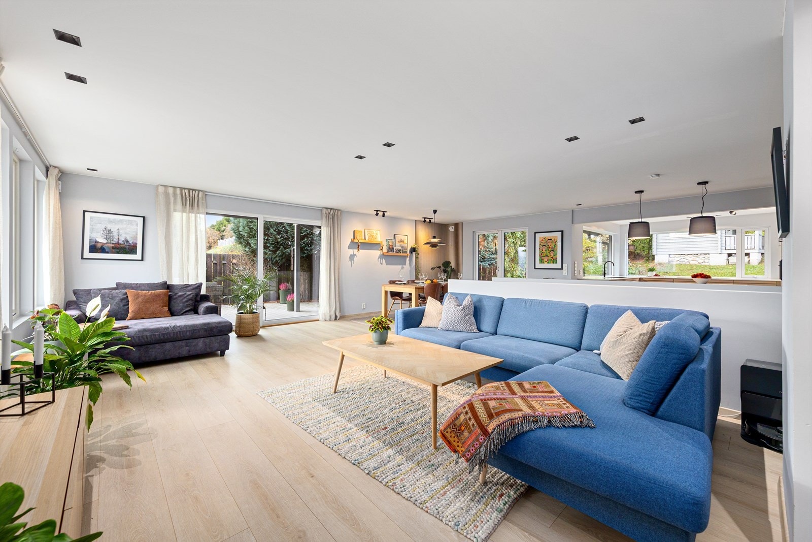 Sofakroken finner fort sin naturlige plass i rommet, og tv-en kan med fordel plasseres mot/på vegg. Galleribilde