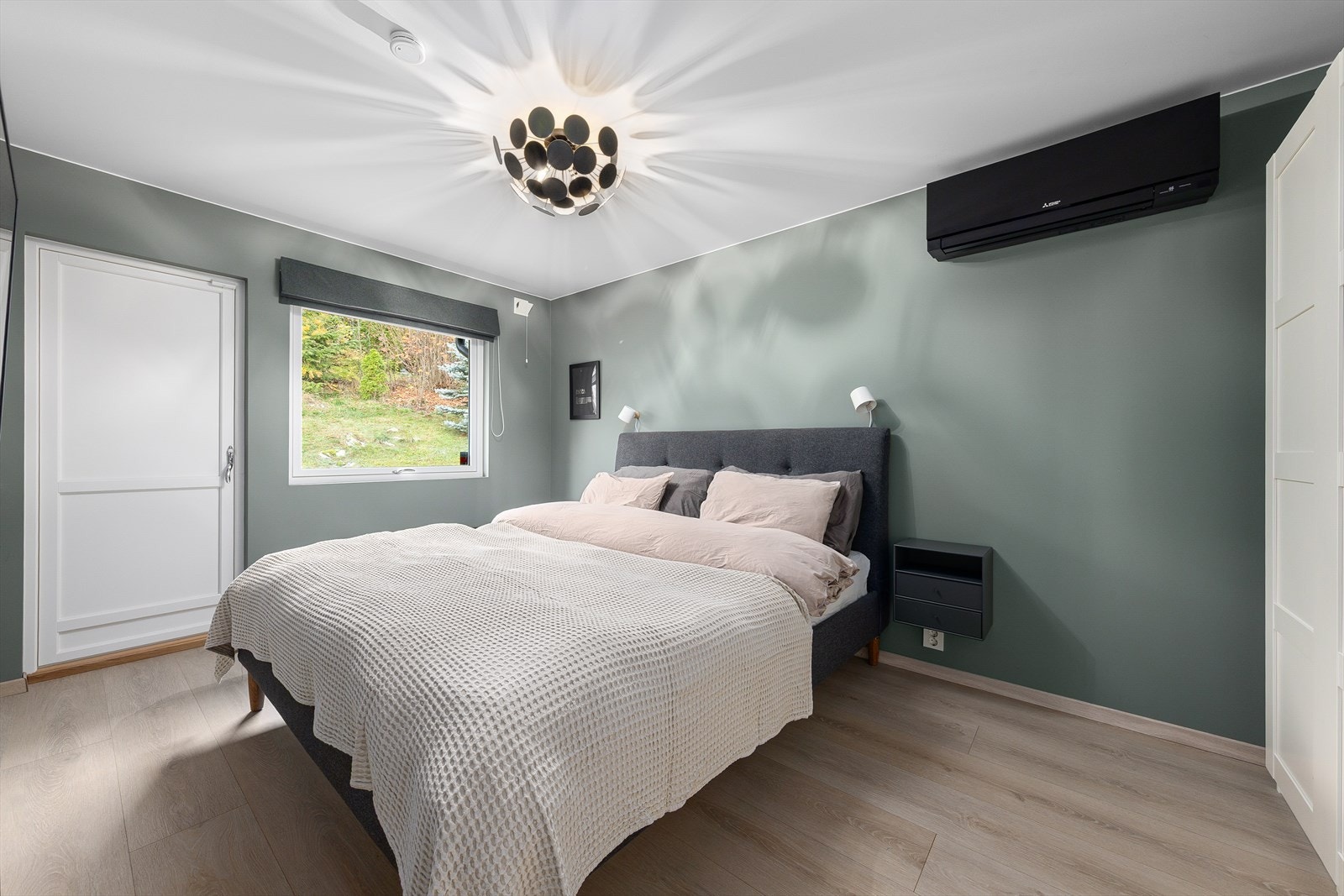 Romslig hovedsoverom med god plass for dobbeltseng, nattbord og gode garderobeløsninger. Etablert varmepumpe på vegg. Galleribilde