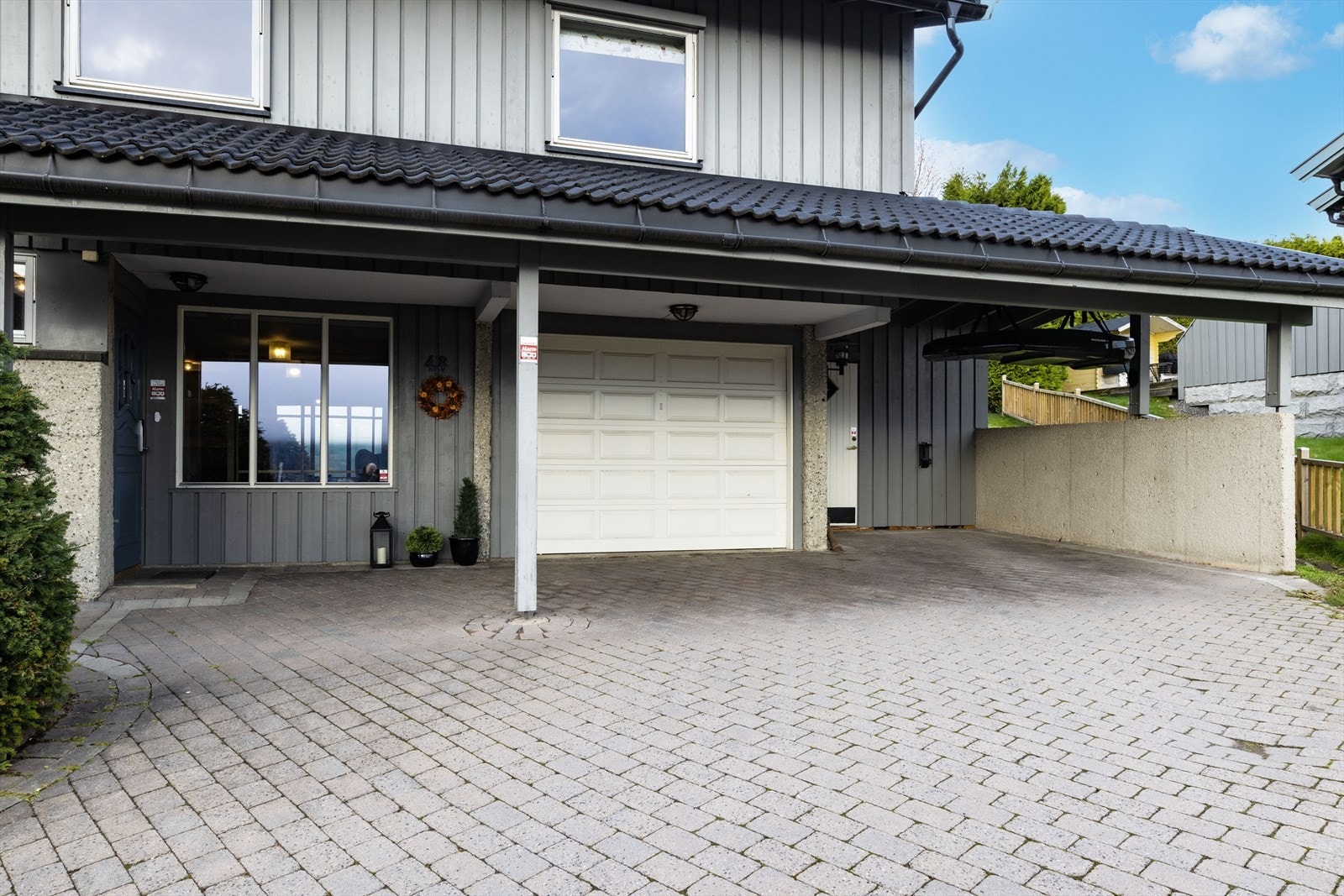 Det overbyggede inngangspartiet skjermer godt for vær og vind. Galleribilde