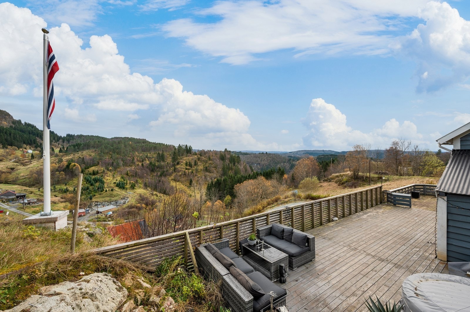 Terrassen er på hele 50m² - God plass til ønsket utemøblering. Galleribilde