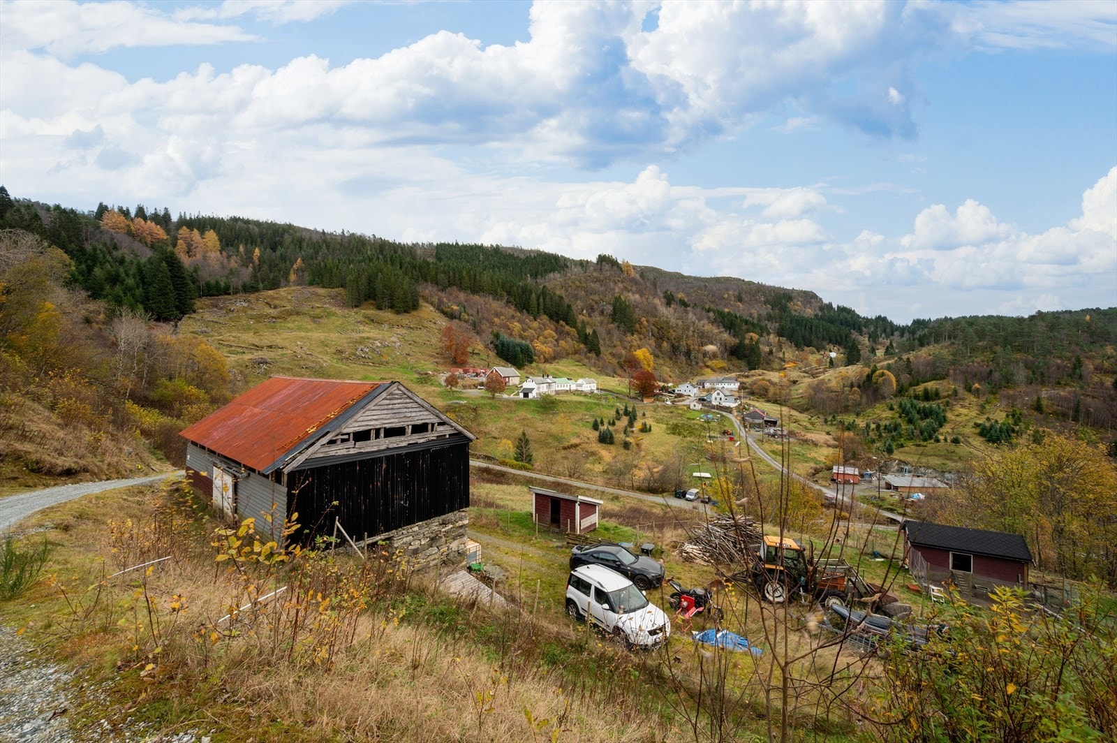 Det er kun en kort kjøretur til Hosanger hvor du blant annet finner Mjøsanger landhandleri, en sjarmerende kombinasjon av dagligvare og kafé. Galleribilde