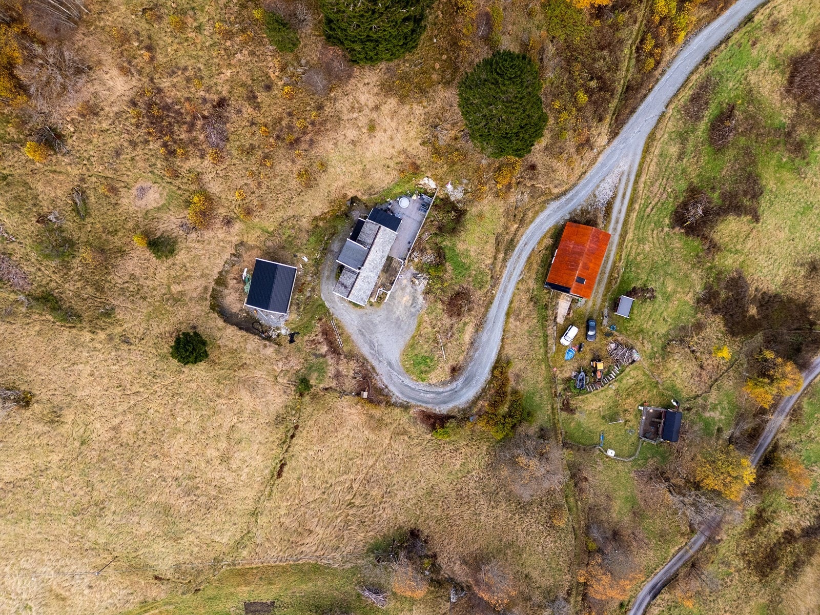 Beliggenheten passer godt for dem som ønsker å bo i rolige og naturnære omgivelser, samtidig som man har enkel tilgang til det man trenger i hverdagen. Galleribilde