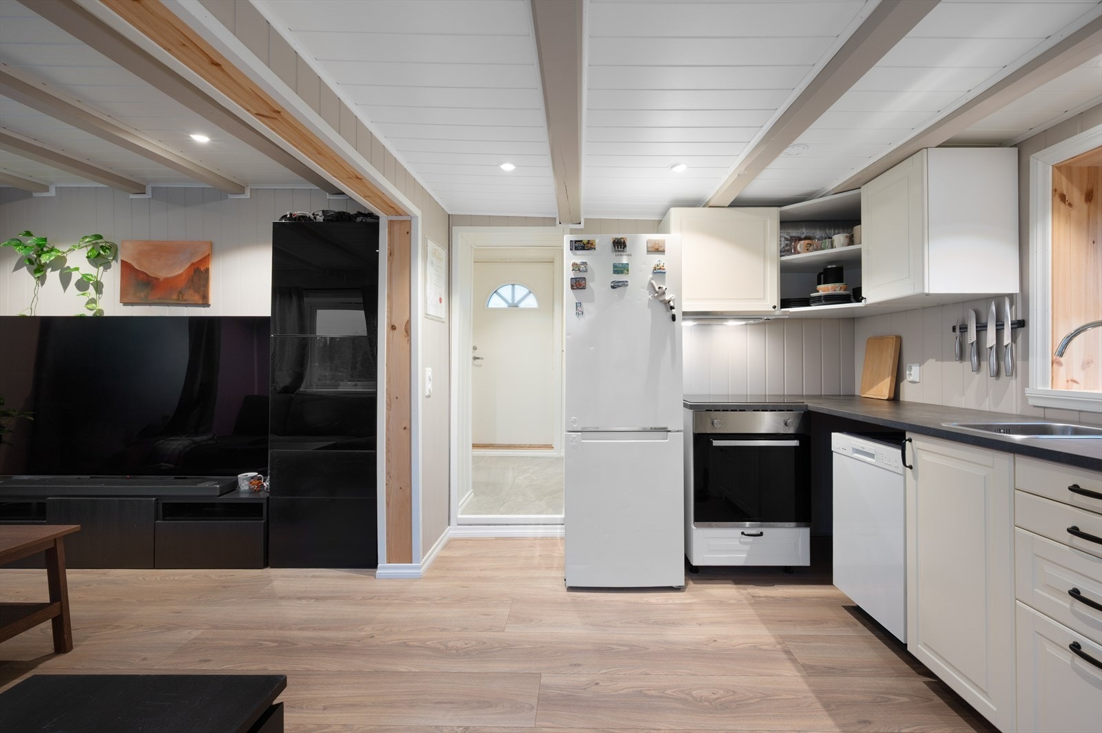 Videre kommer du til husets åpne stue/kjøkken løsning. Galleribilde