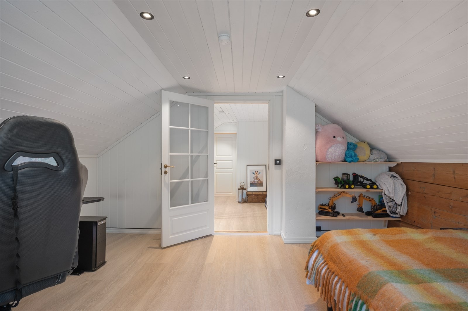 Praktiske hyller for enkel oppbevaring. Galleribilde