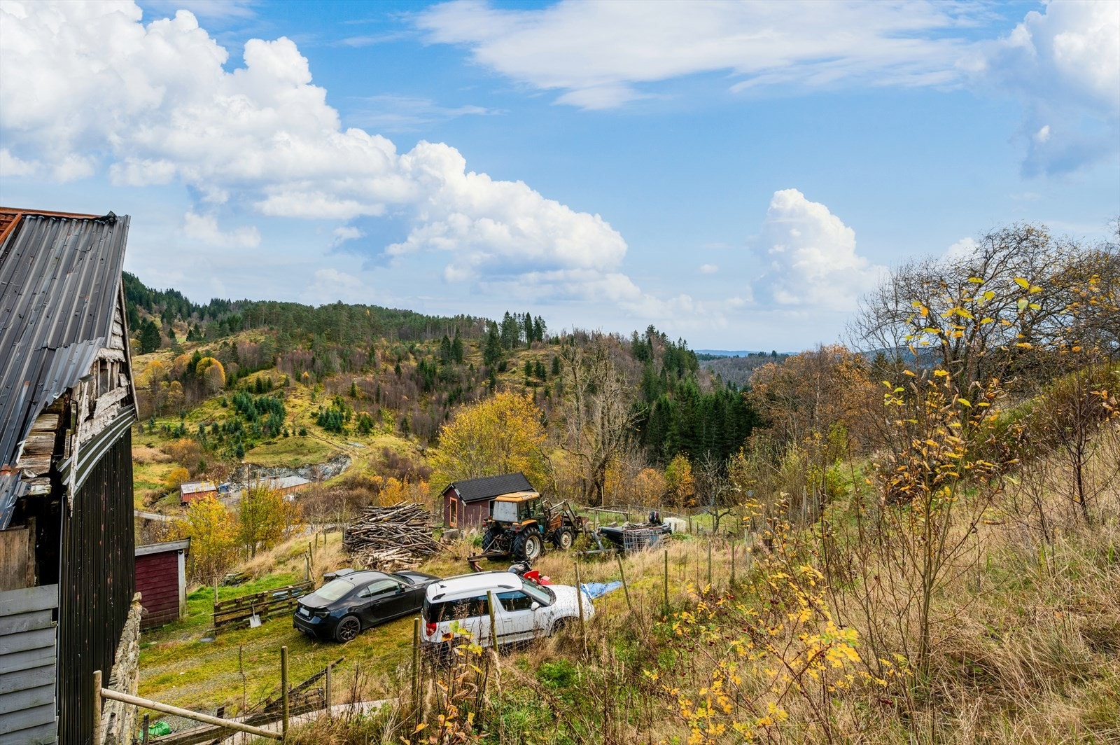 God plass til parkering av biler ved løe. Galleribilde
