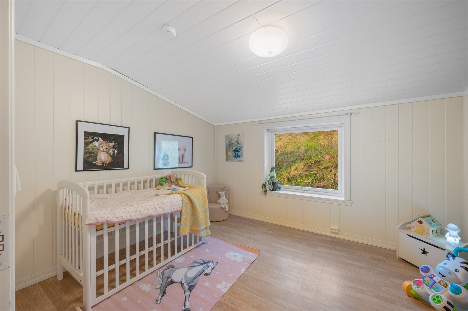 Soverom 2 er på 9,2 m² og innredet som barnerom. Galleribilde