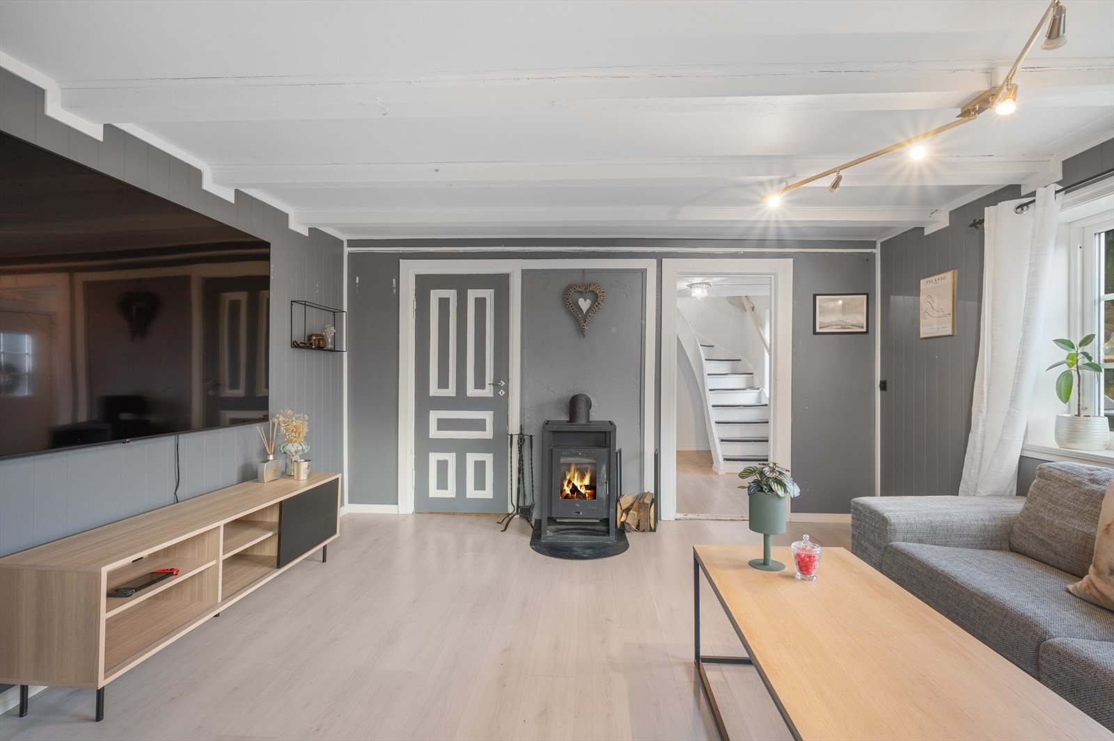 God takhøyde på 2,29 m målt i stue. Galleribilde