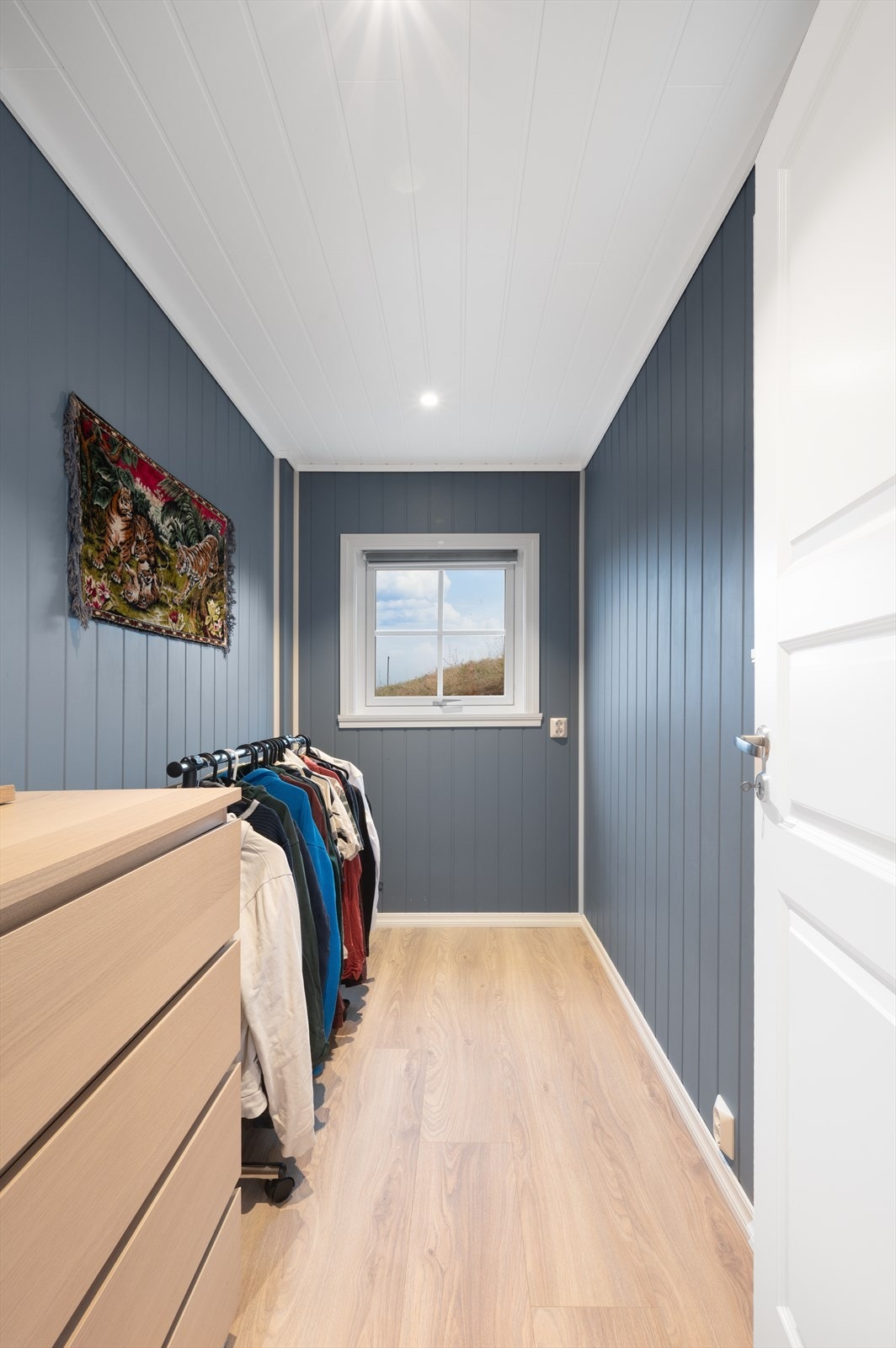 Fra entréen kommer du til gjestehusets bod hvor du kan henge fra deg yttertøyet. Galleribilde