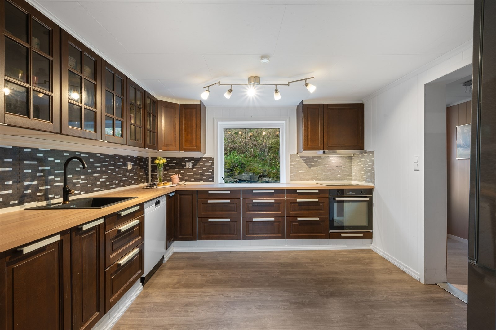 Rikelig med benkeplass og skapplass. Galleribilde