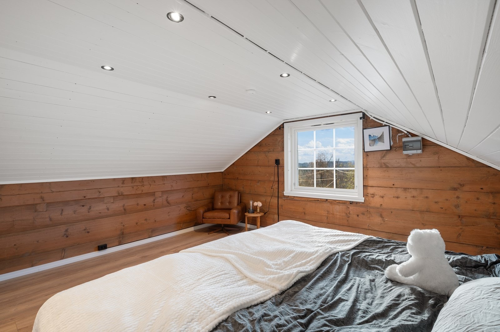 Soverommet har plass til stor seng, nattbord og kommode. Galleribilde