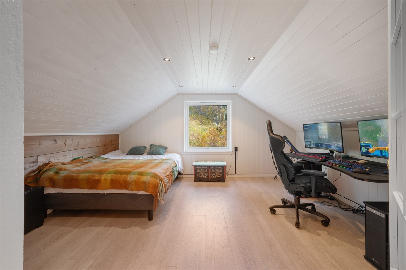 Soverom 3 har god plass til stor seng, nattbord og pult. Galleribilde