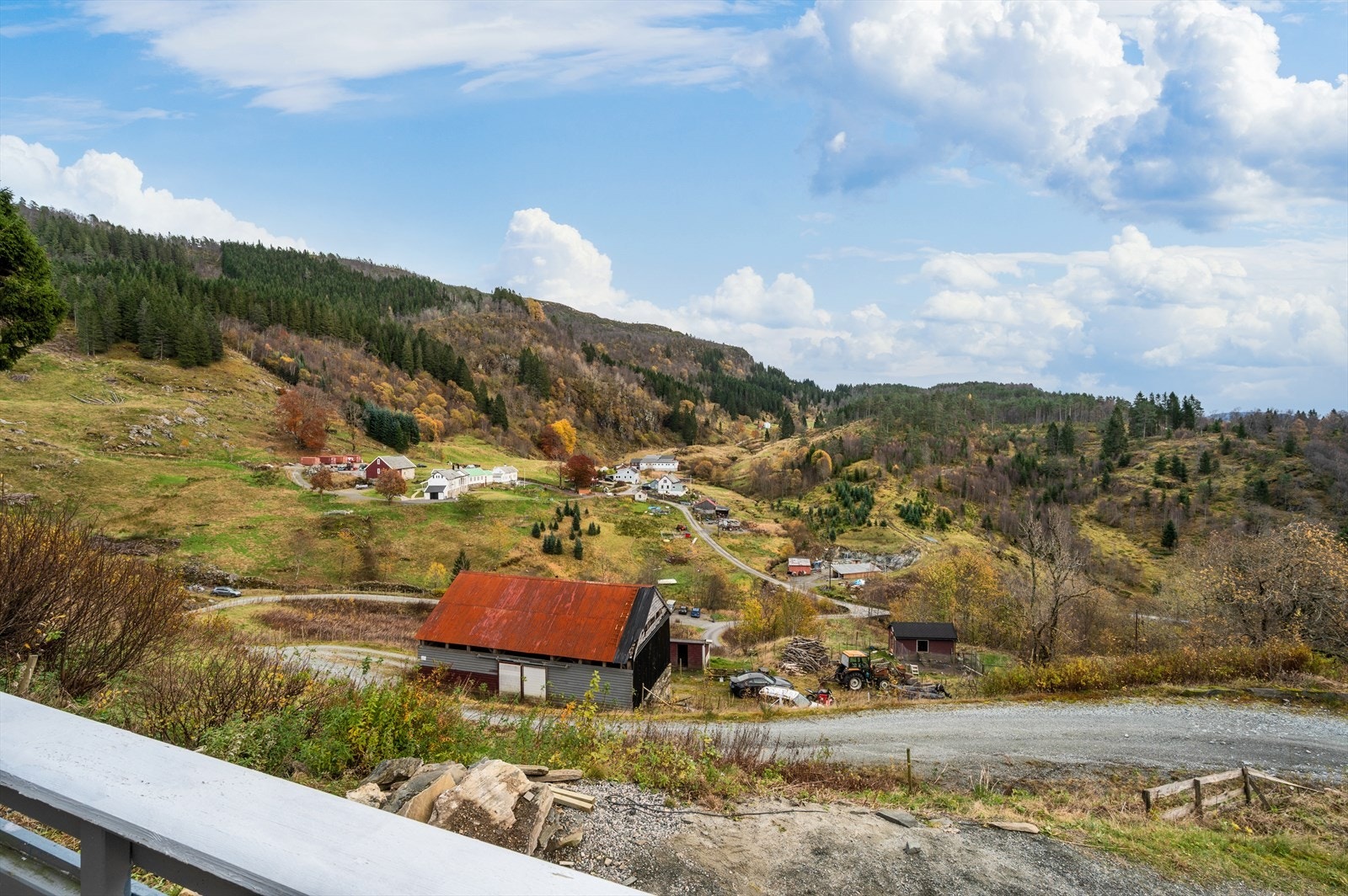 Eiendommen har også løe, uthus og leskur. Galleribilde