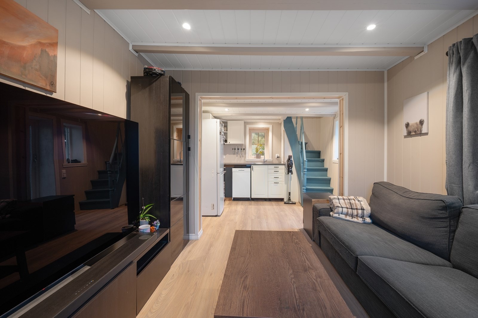 Romslig stue innredet med sofa , TV møbler og skap. Galleribilde