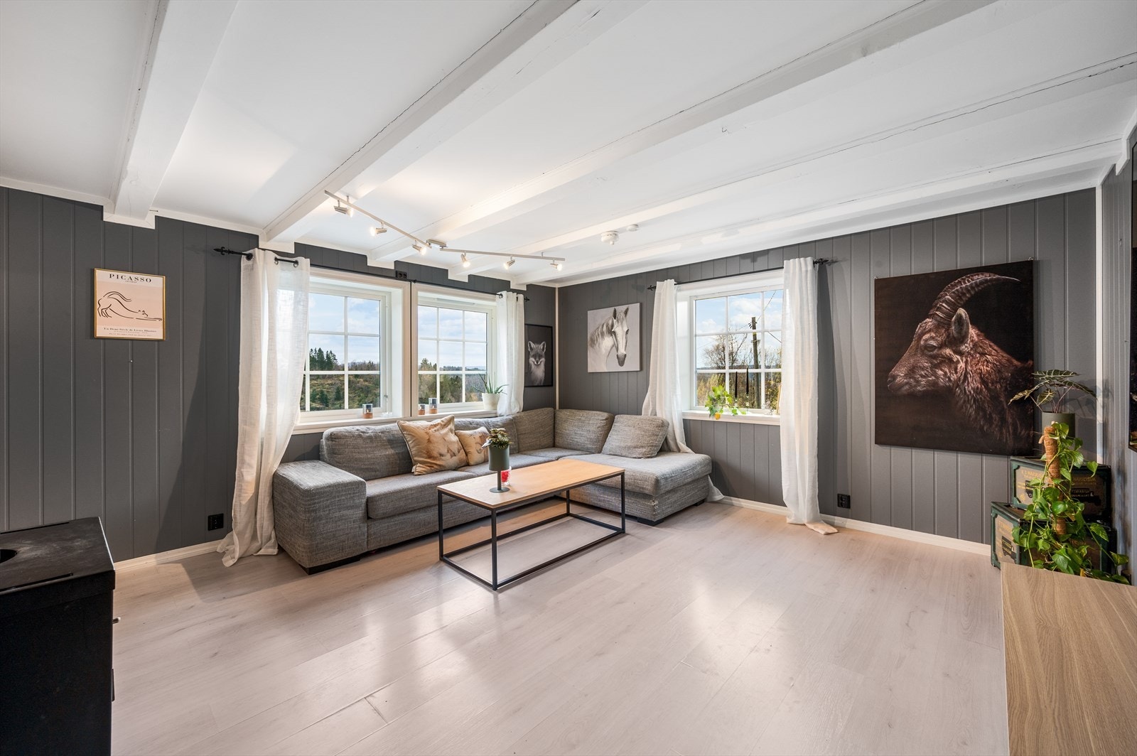 Stuens store vindusflater sikrer godt med naturlig lysinnslipp. Galleribilde