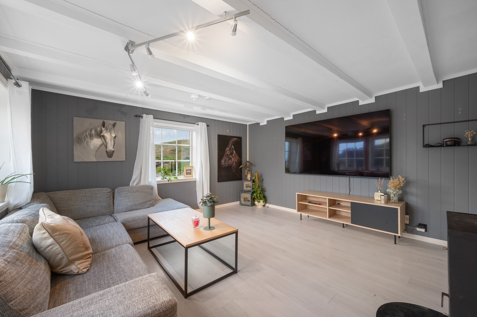 Stuens atmosfære oppleves som lys og luftig. Galleribilde