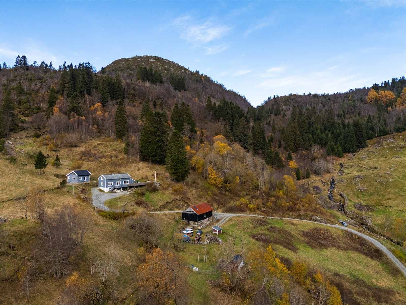 Her bor du landlig og tilbaketrukket i naturskjønne omgivelser. Galleribilde