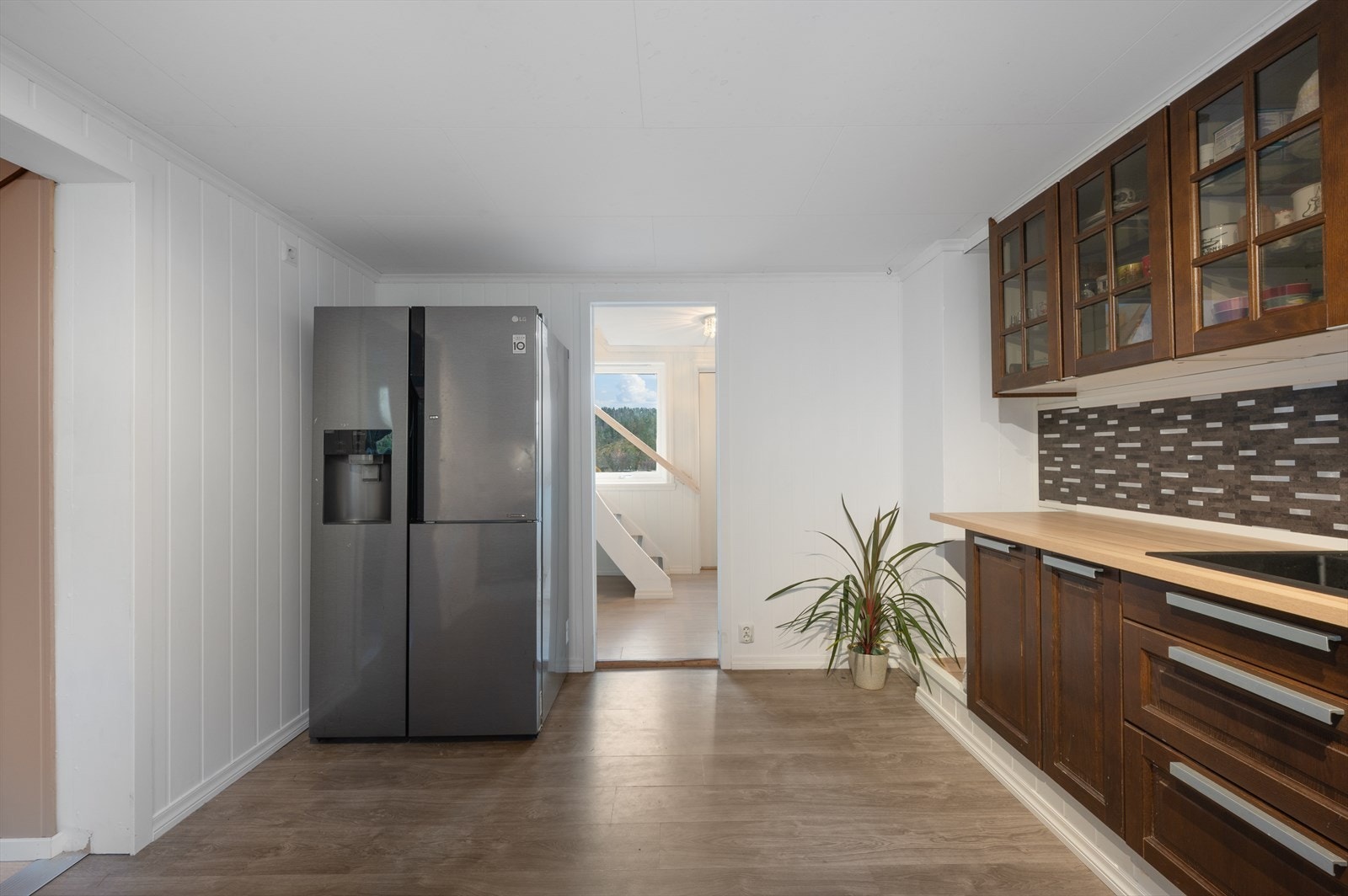 Kjøkkenet ligger i hjerte av boligen med tilkomst via entré og gang. Galleribilde