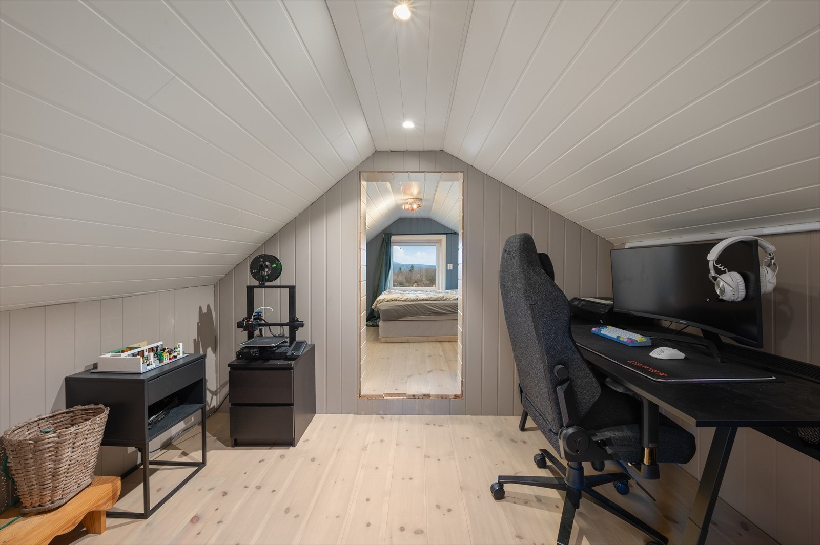 Opp trappen kommer vi til loftsrom innredet som kontor. Galleribilde