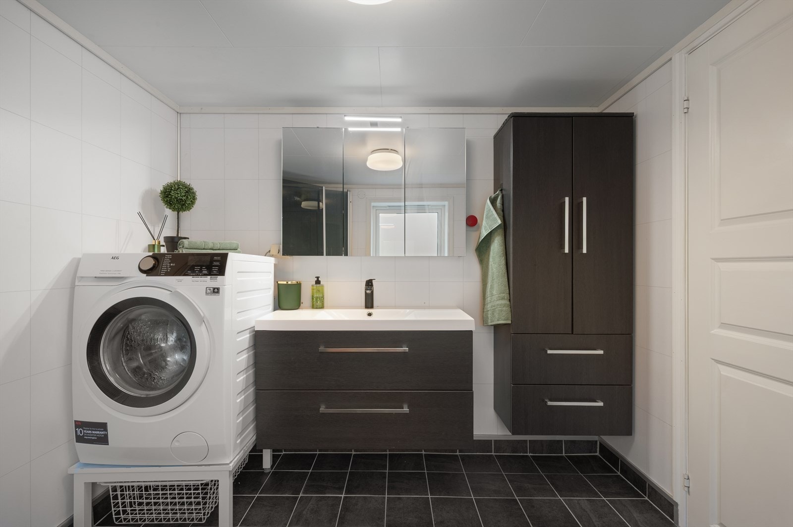 Det er varmekabler i gulvet og badet er innredet med heldekkende servant, toalett, speilskap med belysning og veggskap. Galleribilde