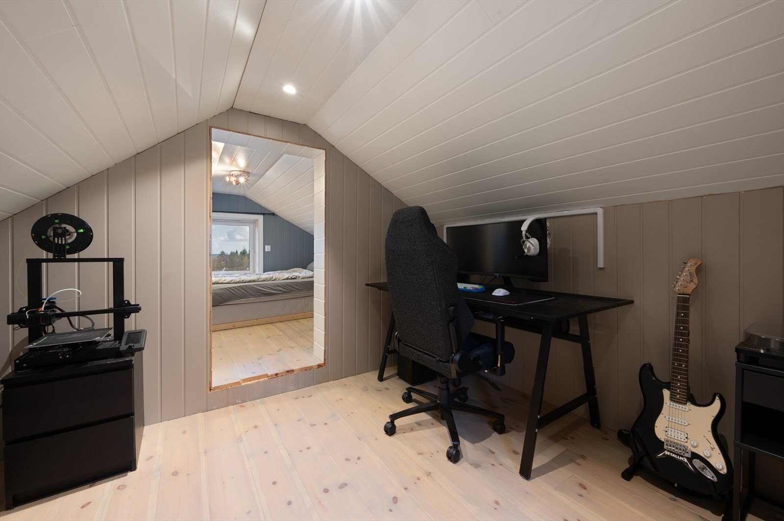 God plass til kontormøblering og ellers oppbevaring. Galleribilde