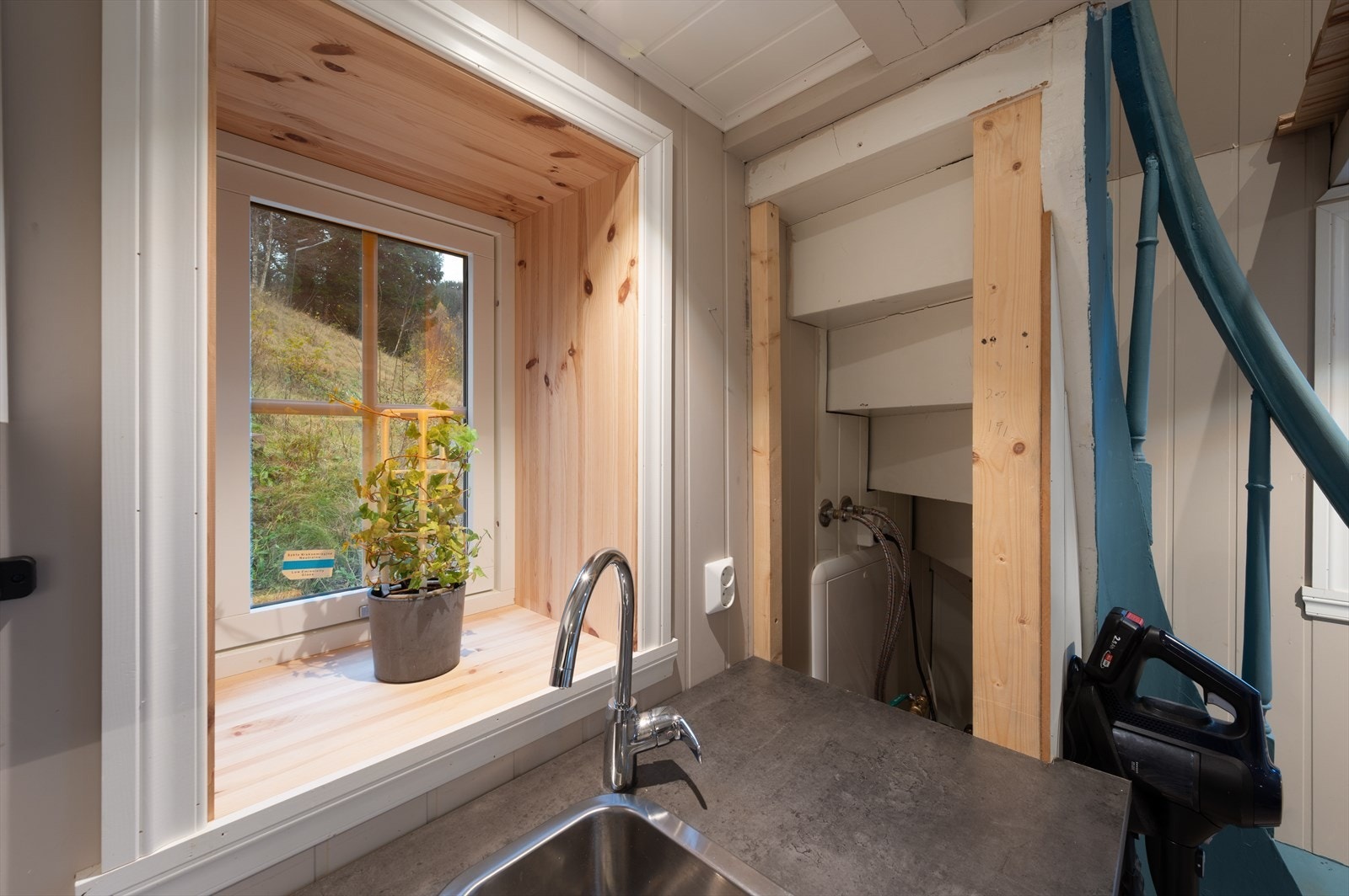 Varmtvannsbereder og fordelerskap til rør-i-rør under trapp. Galleribilde