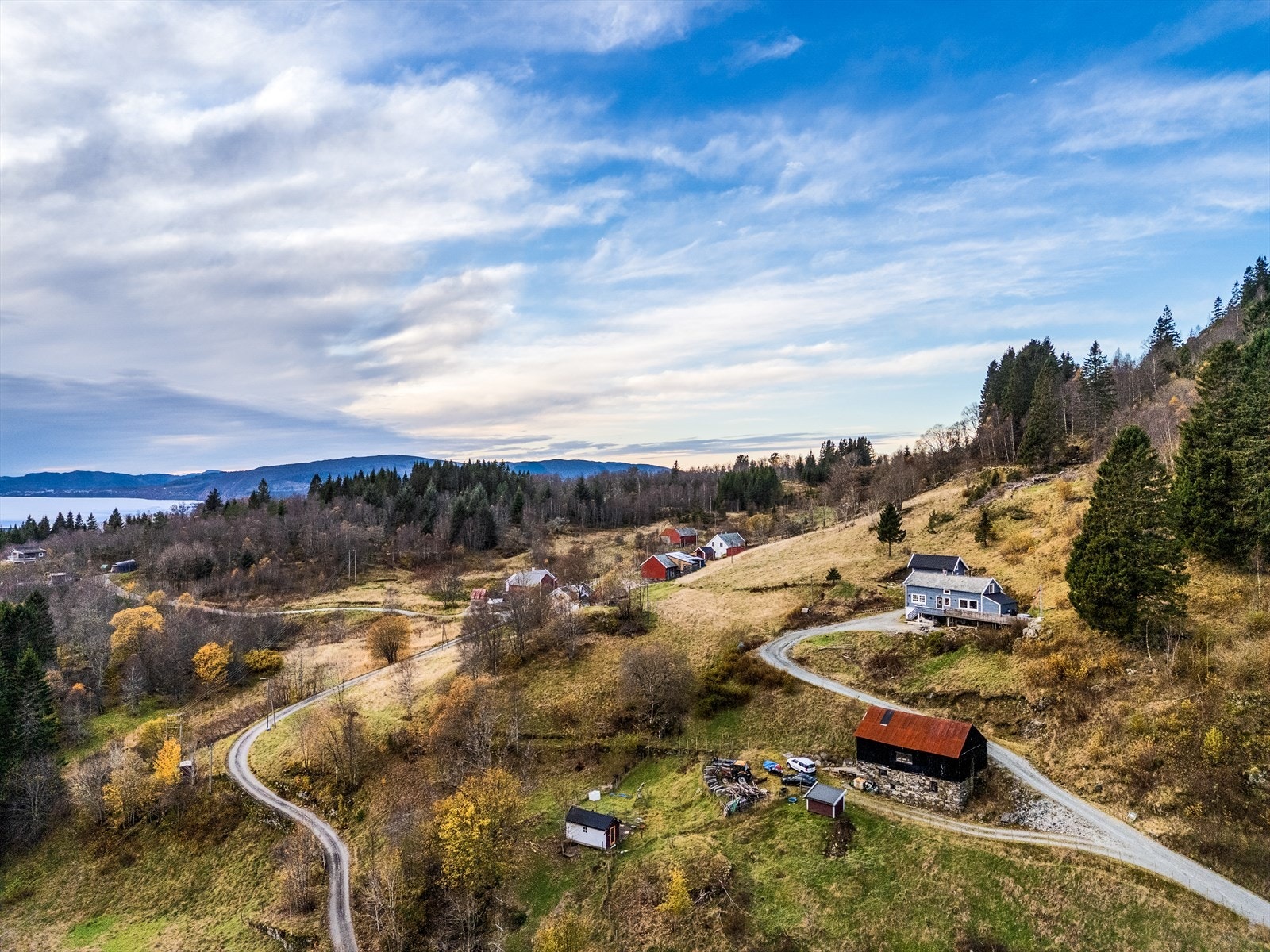 Eiendommen har en fredelig og idyllisk beliggenhet like ved Hosanger på Osterøy. Galleribilde