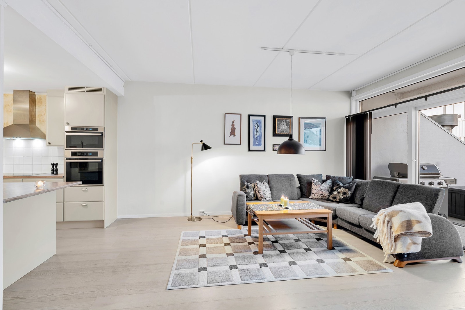 Åpen løsning mellom stue og kjøkken Galleribilde