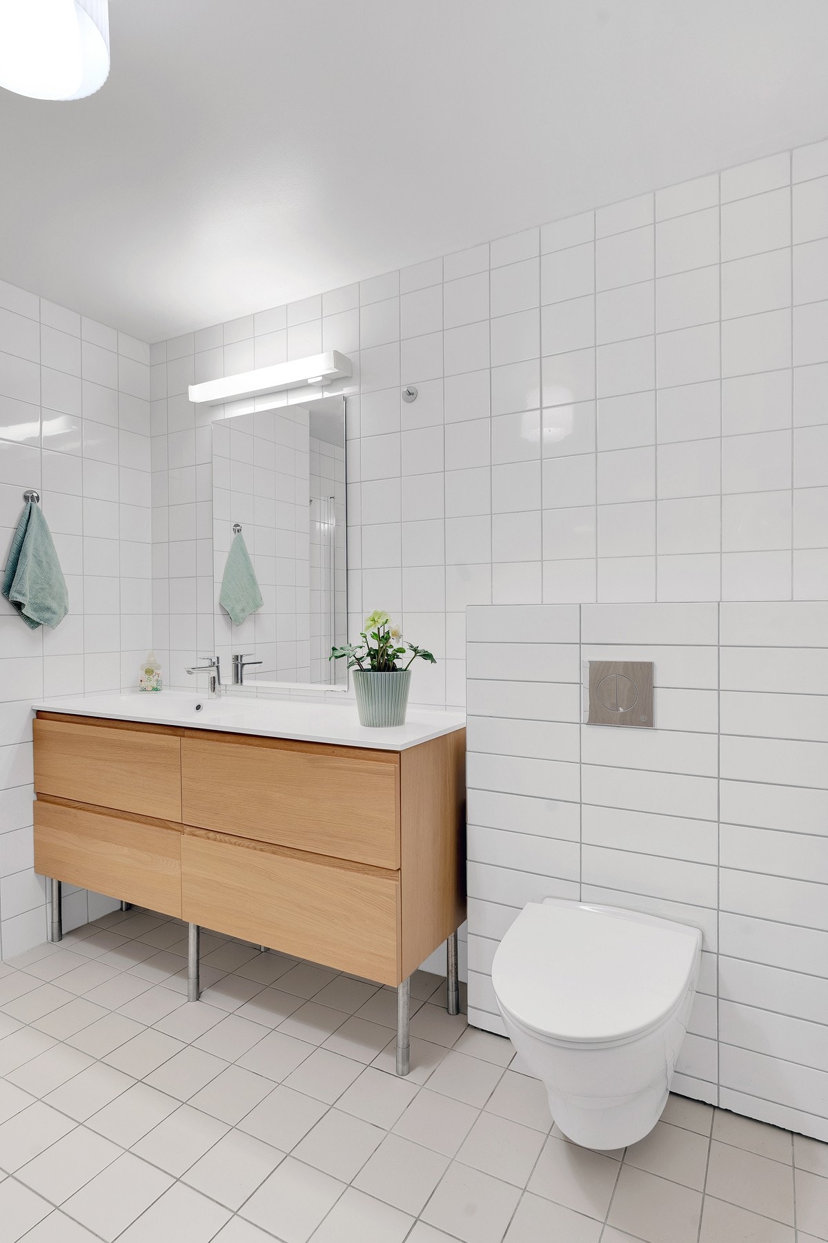 Vegghengt WC, god plass til vaskemaskin og tørketrommel Galleribilde