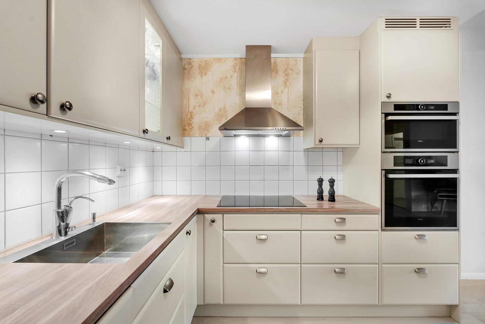 Takhøye skap, rikelig med skap- og benkeplass, integrerte hvitevarer Galleribilde