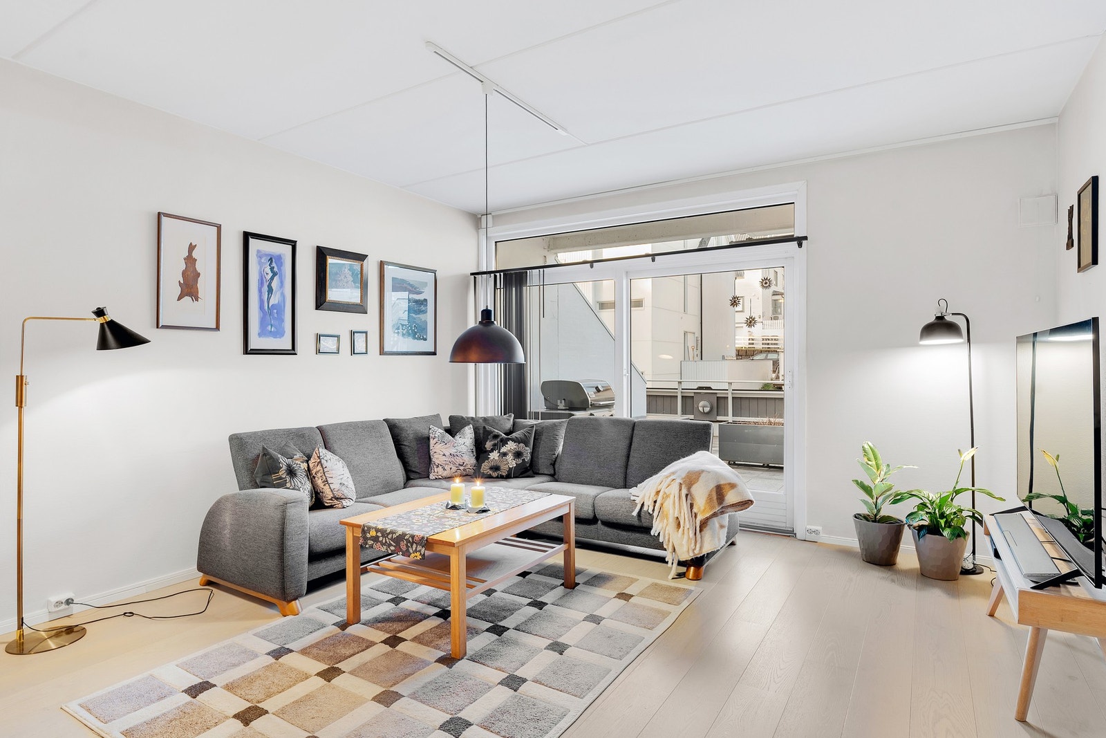 Lys og trivelig stue med ekstra takhøyde Galleribilde