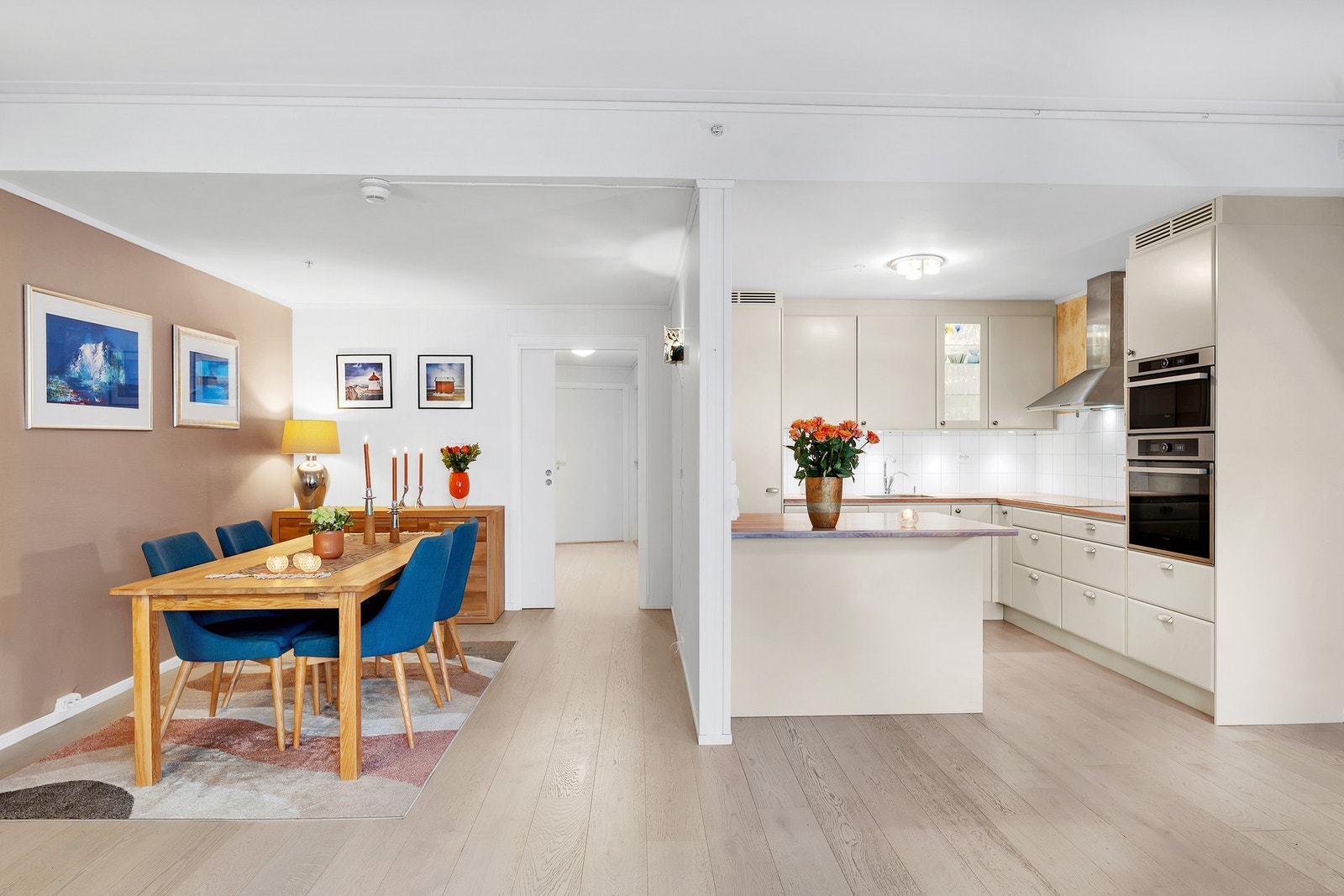 Nye parkett gulv i stue, kjøkken, spisestue og gang Galleribilde