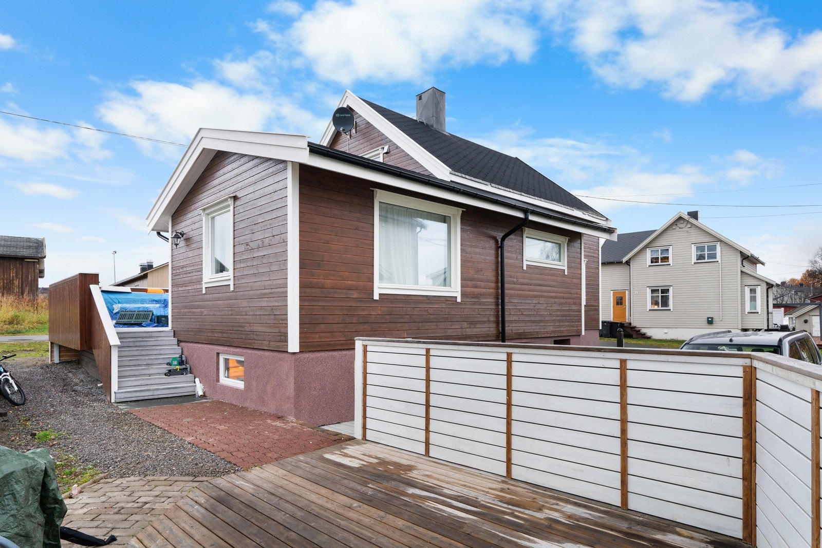 Videre fra terrassen er det trapp ned til hagen og en markterrasse. Galleribilde