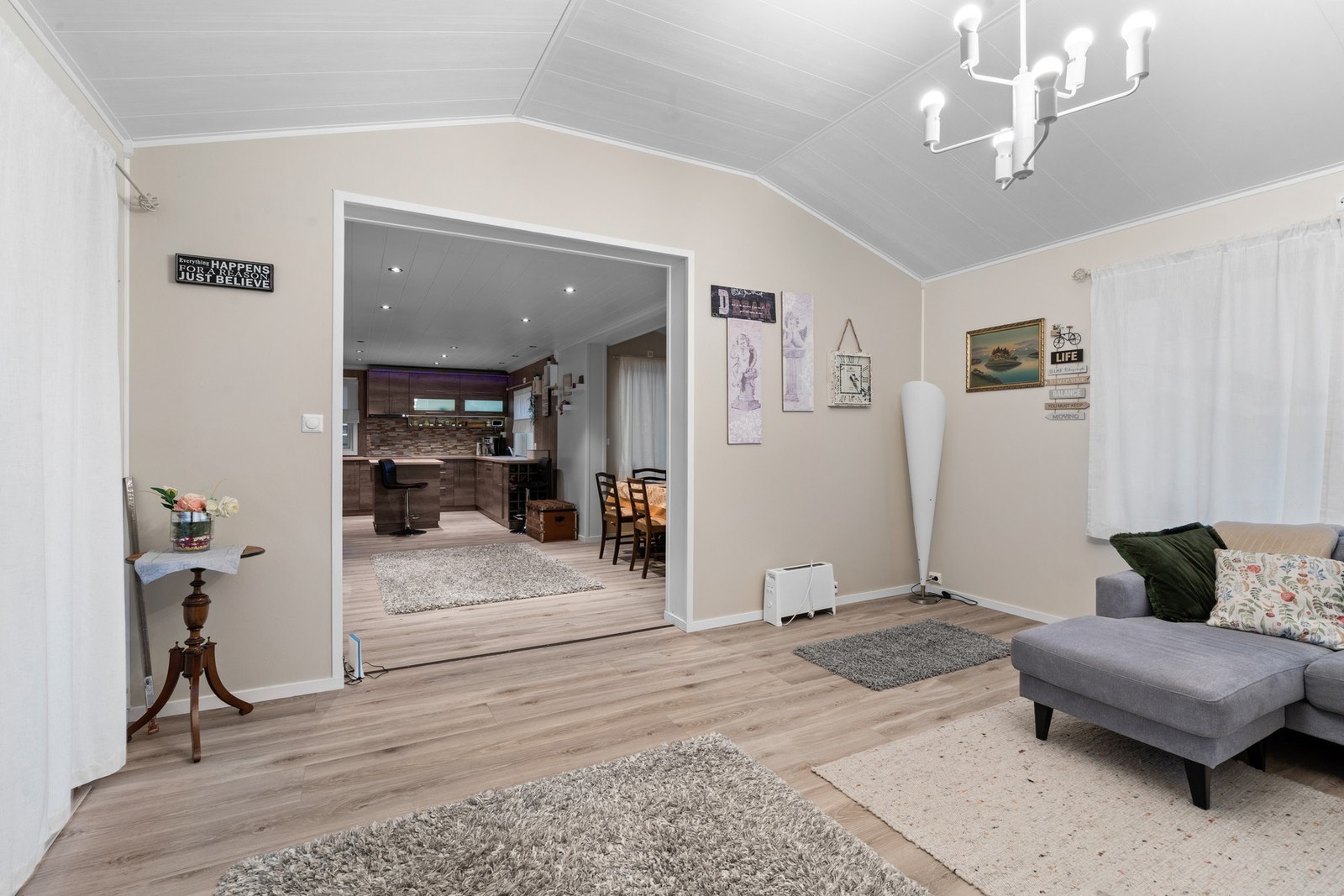 Videre er det en lys og romslig stue. Galleribilde