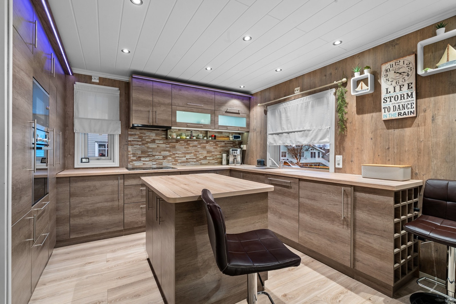 Kjøkkenet er pent og utført i tidsriktige farger. Galleribilde